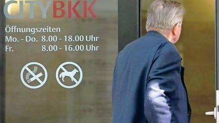 Heimatlos: Die frühere Konkurrenz hat wenig Lust, die demnächst unversicherten Kunden der Pleitekasse City BKK aufzunehmen. Immer häufiger fühlen sich gesetzliche Krankenversicherer gezwungen, kranke und ältere Menschen möglichst fernzuhalten. 