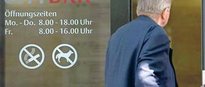 Heimatlos: Die frühere Konkurrenz hat wenig Lust, die demnächst unversicherten Kunden der Pleitekasse City BKK aufzunehmen. Immer häufiger fühlen sich gesetzliche Krankenversicherer gezwungen, kranke und ältere Menschen möglichst fernzuhalten. 