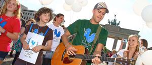 Milow spielte am Brandenburger Tor zusammen mit Schülerinnen und Schülern ein Straßenkonzert für "Schulen für Haiti".