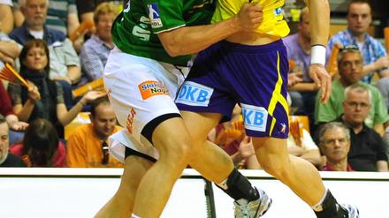Eine Stufe höher. Berlins Bartlomiej Jaszka (r.) gegen Lars Kaufmann.