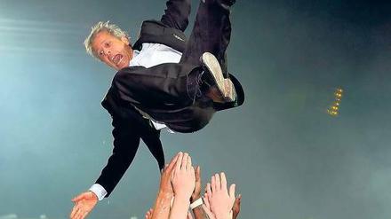 Guter Flieger. Gladbachs Retter Lucien Favre beweist nach Spielschluss in Bochum seine aerodynamischen Fähigkeiten. Foto: dapd