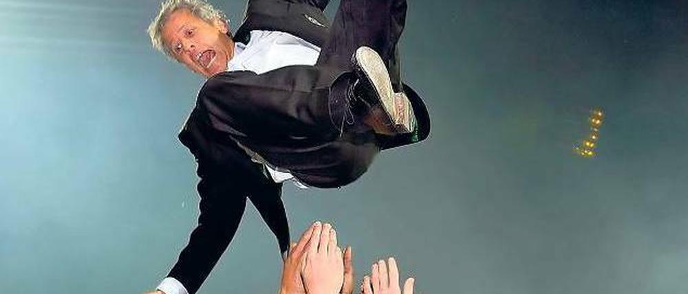 Guter Flieger. Gladbachs Retter Lucien Favre beweist nach Spielschluss in Bochum seine aerodynamischen Fähigkeiten. Foto: dapd
