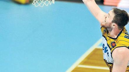 Das haut rein. Aron Baynes von den Baskets Oldenburg stopft den Ball in den Korb. Am Ende brachte der größere Willen den Oldenburgern den Erfolg. 
