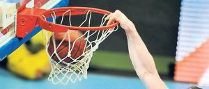 Das haut rein. Aron Baynes von den Baskets Oldenburg stopft den Ball in den Korb. Am Ende brachte der größere Willen den Oldenburgern den Erfolg. 