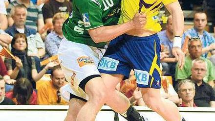 Eine Stufe höher. Berlins Bartlomiej Jaszka (r.) gegen Lars Kaufmann. Foto: City-Press