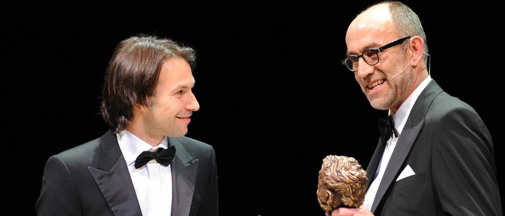 René Pfister (l.) erhielt am Freitag aus den Händen von Geo-Chefredakteur Peter-Matthias Gaede den Preis für die beste Reportage während der Verleihung des Henri-Nannen-Preises.