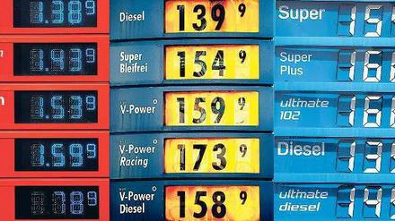 Transparent. Nicht der Tankstellenpächter dreht an der Preisschraube – die Mineralölkonzerne beobachten und steuern den Markt zentral und elektronisch. 