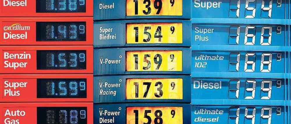 Transparent. Nicht der Tankstellenpächter dreht an der Preisschraube – die Mineralölkonzerne beobachten und steuern den Markt zentral und elektronisch. 