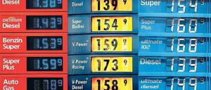 Transparent. Nicht der Tankstellenpächter dreht an der Preisschraube – die Mineralölkonzerne beobachten und steuern den Markt zentral und elektronisch. 