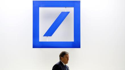 Josef Ackermann stellte sich auf der Aktionärsversammlung der Deutschen Bank den unangenehmen Fragen der Aktionäre. Angriffslustig wies er die Kritik zurück. 