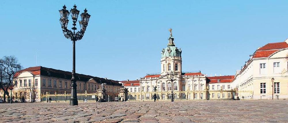 Platz für 75.000? So viele sollen vors Schloss passen, wenn der Papst kommt. Das glaubt die Kirche. Es würde zumindest eng werden zwischen dem Zaun vor dem Ehrenhof und dem Spandauer Damm.