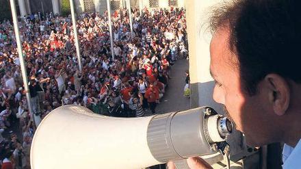 Jungs, wir haben es geschafft. Trainer Luhukay feiert mit Augsburgs Fans. 