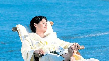 Lernpause. Es muss ja nicht immer die Sprachreise sein – auch mit einer Lern-CD im Gepäck kann Erholung vom Vokabelpauken so aussehen. Doch Urlaub eignet sich auch für Summerschools in Berlin, E-Learning auf dem Balkon und Entspannungslehrgänge. Foto: gms