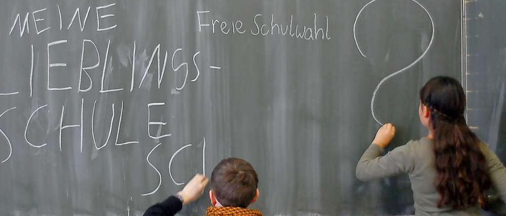 Frommer Wunsch? Ob die freie Schulwahl ein leeres Versprechen bleibt, ist umstritten. Wer keine Wunschschule zugewiesen bekommt, fühlt sich betrogen.