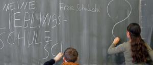 Frommer Wunsch? Ob die freie Schulwahl ein leeres Versprechen bleibt, ist umstritten. Wer keine Wunschschule zugewiesen bekommt, fühlt sich betrogen.