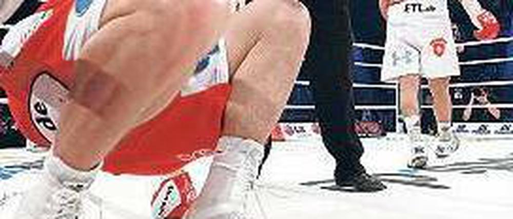 Steh auf, wenn Du Weltmeister bist. Robert Stieglitz (l.) trägt die Spuren der unfairen Attacken von Khoren Gevor. Foto: dpa