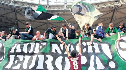 Das Ziel ist greifbar nahe. Nach dem Sieg gegen Mainz feiert Hannovers Altin Lala mit den euphorischen Fans. Foto: dapd