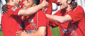 Im Glück vereint. Unions Torschütze Mattuschka feiert mit den Teamkollegen Benyamina, Mosquera und Peitz (v. l.).