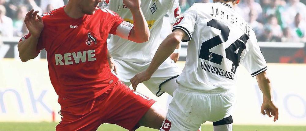 So läuft das nicht. Wie sein 1. FC Köln ging Lukas Podolski beim Derby in Mönchengladbach in die Knie. Foto: dapd