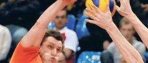 Volle Pulle. Mittelblocker Felix Fischer hat sich wieder zu einem Leistungsträger des SCC entwickelt. In Paris dagegen war er nur ein Mitläufer, der sich im Verein nie wohlfühlte.