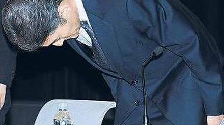 Demutsgeste. Sony-Manager Kazuo Hirai entschuldigt sich bei den Kunden für den Datendiebstahl. Foto: AFP