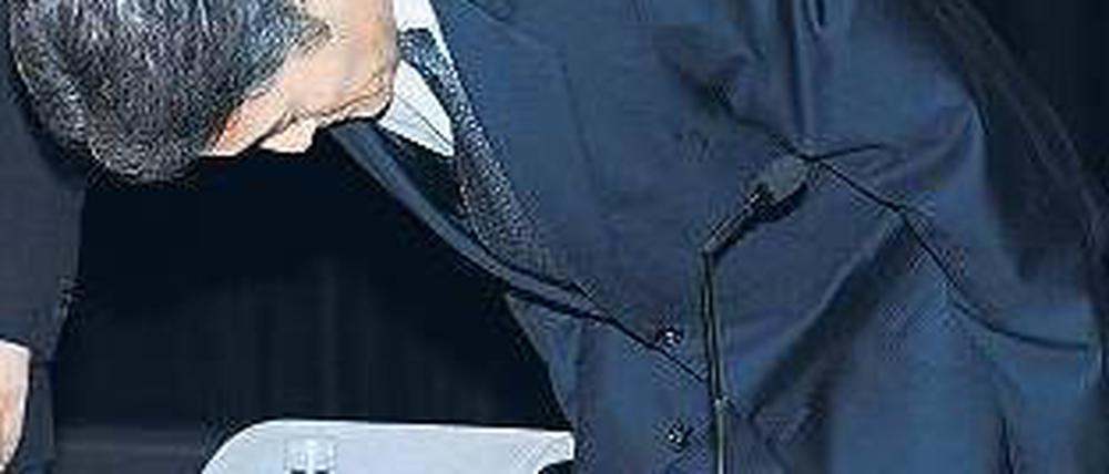 Demutsgeste. Sony-Manager Kazuo Hirai entschuldigt sich bei den Kunden für den Datendiebstahl. Foto: AFP