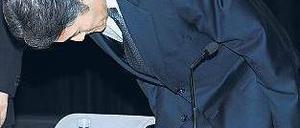 Demutsgeste. Sony-Manager Kazuo Hirai entschuldigt sich bei den Kunden für den Datendiebstahl. Foto: AFP