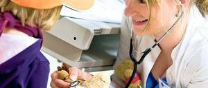 Mehr als gut versorgt. Obwohl es in den Städten meist genügend Ärzte gibt, wollen wiele junge Mediziner dort praktizieren. Auf dem Land dagegen hapert es an Praxen. Kassen und Regierung wollen das ändern, sind aber über den Weg uneins. Foto: Robert Schlesinger/dpa