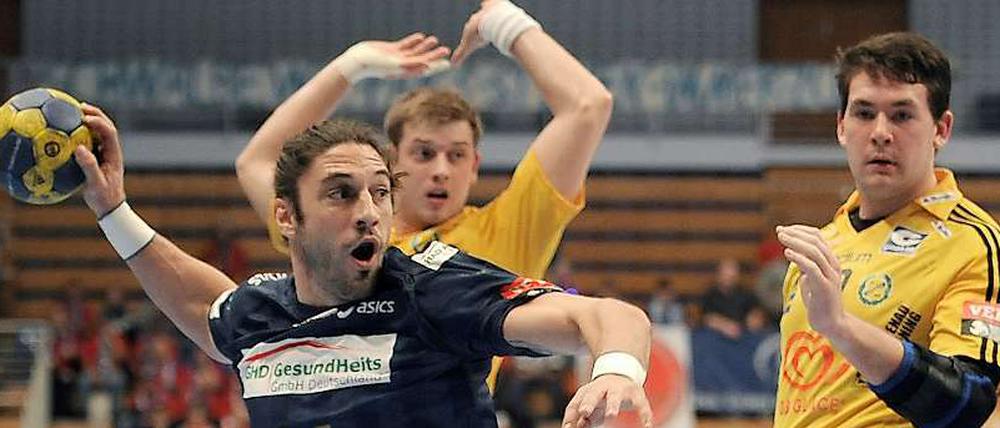 Hoffentlich zeigt Jonathan Stenbäcken (rechts) bei den Füchsen mehr defensiven Einsatz als hier beim Champion-League-Gruppenspiel mit seinem bisherigen Verein IK Sävehof gegen den HSV Hamburg und Niclas Barud (Mitte).