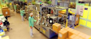 Mehr als fünf Milliarden Antibabypillen laufen im Bayer-Werk an der Berliner Müllerstraße jährlich vom Band. Das Verhütungsmittel wird hier verpackt.