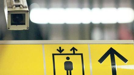 Kameras überwachen viele U-Bahnhöfe. Im Notfall können sie eine Prügelattacke nur aufzeichnen - nicht verhindern.