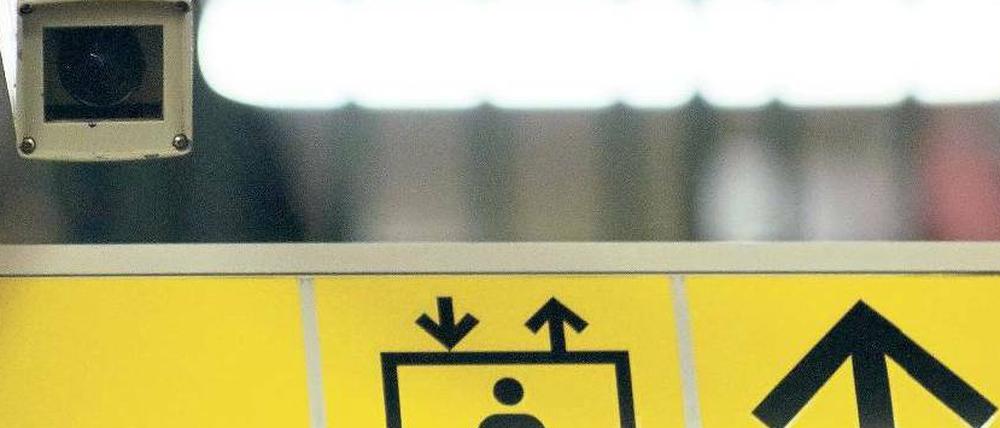 Kameras überwachen viele U-Bahnhöfe. Im Notfall können sie eine Prügelattacke nur aufzeichnen - nicht verhindern.