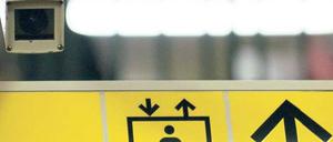 Kameras überwachen viele U-Bahnhöfe. Im Notfall können sie eine Prügelattacke nur aufzeichnen - nicht verhindern.
