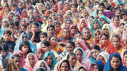 Vor allem in Indien. Gläubige Hindus in Muradabad im indischen Uttar Pradesh bei einer Kundgebung. Am Wachstum der Weltbevölkerung hat das Land großen Anteil. Foto: dpa