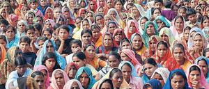 Vor allem in Indien. Gläubige Hindus in Muradabad im indischen Uttar Pradesh bei einer Kundgebung. Am Wachstum der Weltbevölkerung hat das Land großen Anteil. Foto: dpa
