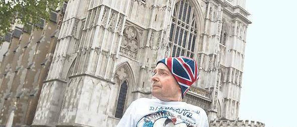 Der Erste. John Loughrey sitzt im Schlafsack vor der Hochzeitskirche. Foto: AFP