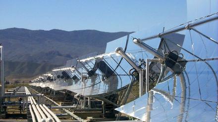 Spiegelkabinett. Zentraler Teil der Forschungsplattform in Spanien ist das große Solarturmkraftwerk. Dort wird das Sonnenlicht von 300 Spiegeln zu einem Punkt an der Turmspitze gelenkt. Die Spiegel werden alle vier Sekunden dem Sonnenstand angepasst.