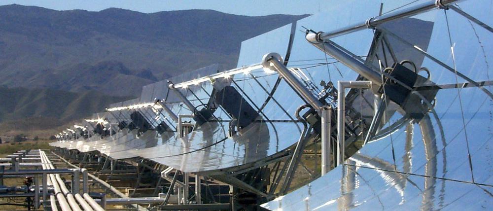 Spiegelkabinett. Zentraler Teil der Forschungsplattform in Spanien ist das große Solarturmkraftwerk. Dort wird das Sonnenlicht von 300 Spiegeln zu einem Punkt an der Turmspitze gelenkt. Die Spiegel werden alle vier Sekunden dem Sonnenstand angepasst.