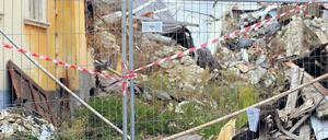 Wiederaufbau lässt auf sich warten. Zwei Jahre nach dem Erdbeben in den Abruzzen liegen viele Orte im ehemaligen Katastrophengebiet noch immer in Trümmern. Auch in Villa Sant’Angelo ist bisher wenig geschehen.