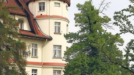 Der Mexikoplatz ist mit dem Bau der Eisenbahnlinie Berlin-Potsdam inmitten einer Berliner Vorortkolonie entstanden. Der Schmuckplatz, von Wohn- und Geschäftshäusern gefasst, besteht aus zwei spiegelbildlich angeordneten Rasensegmenten. Der reizvolle Anblick wird ergänzt durch das im Jugendstil erbaute Bahnhofsgebäude und die historischen Straßenleuchten und Beschilderungen.