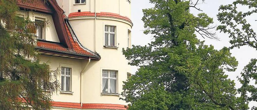Der Mexikoplatz ist mit dem Bau der Eisenbahnlinie Berlin-Potsdam inmitten einer Berliner Vorortkolonie entstanden. Der Schmuckplatz, von Wohn- und Geschäftshäusern gefasst, besteht aus zwei spiegelbildlich angeordneten Rasensegmenten. Der reizvolle Anblick wird ergänzt durch das im Jugendstil erbaute Bahnhofsgebäude und die historischen Straßenleuchten und Beschilderungen.