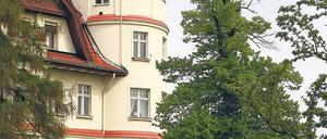 Der Mexikoplatz ist mit dem Bau der Eisenbahnlinie Berlin-Potsdam inmitten einer Berliner Vorortkolonie entstanden. Der Schmuckplatz, von Wohn- und Geschäftshäusern gefasst, besteht aus zwei spiegelbildlich angeordneten Rasensegmenten. Der reizvolle Anblick wird ergänzt durch das im Jugendstil erbaute Bahnhofsgebäude und die historischen Straßenleuchten und Beschilderungen.