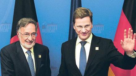 Es geht gemeinsam weiter. Bundesaußenminister Guido Westerwelle (r.) mit seinem afghanischen Kollegen Salmai Rassul. 