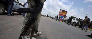 Bewaffnete Milizen unterstützen den gewählten Präsidenten Alassane Ouattara. Die UN ist mit Blauhelmtruppen zum Schutz der Zivilbevölkerung vor Ort, gibt sich aber unparteiisch.