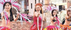 Nur 40 Kilometer von den Unglücksreaktoren entfernt tanzen diese japanischen Hula-Hula-Tänzerinnen vor einem Einkaufszentrum, um eine Kampagne für den Kauf von Gemüse aus dem Fukushima-Anbaugebiet zu unterstützen. 