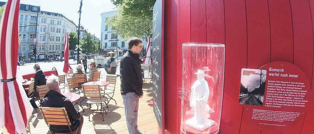 Feierrot. Das Café Ecke Uhlandstraße gehört zur Draußenausstellung mit vielen Vitrinen, die zum 125-Jährigen des Kurfürstendamms eingerichtet wurden. Foto: Günter Peters
