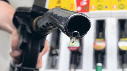 Teurer Tropfen. Aral, Shell, Esso und Total setzen die Preise. Das Kartellamt spricht von „oligopolistischen Marktstrukturen“. 