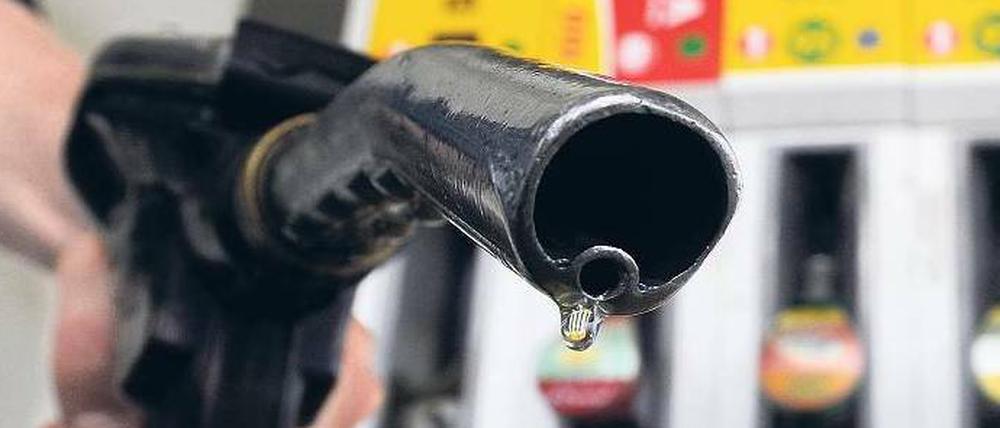 Teurer Tropfen. Aral, Shell, Esso und Total setzen die Preise. Das Kartellamt spricht von „oligopolistischen Marktstrukturen“. 
