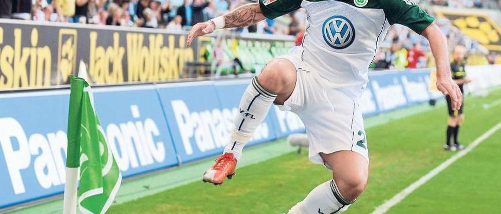 Bürde auf der Brust. VW steckt viel Geld in den VfL und will dafür Resultate wie das 4:1 gegen Köln sehen. Hier bejubelt Ashkan Dejagah sein Tor. Foto: dpa