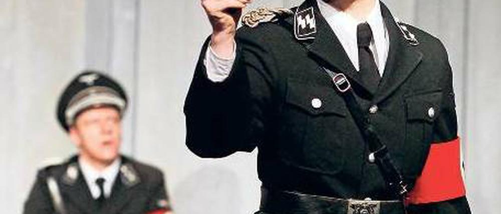 Undercover. Ronald Kukulies und Anka Graczyk in Nazi-Verkleidung. Foto: Eventpress Hoensch